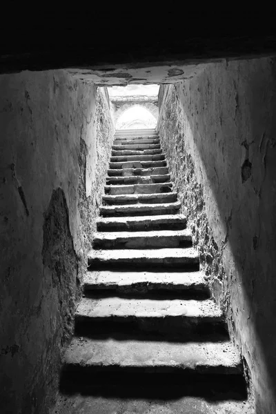 Stairs to exit a dark stay — Stock Photo, Image