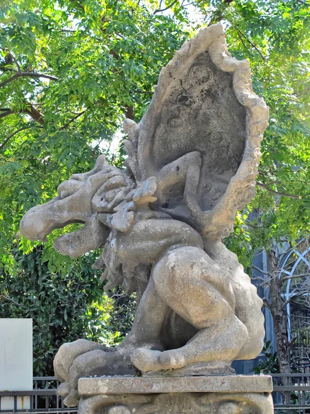 Страшная крылатая драконья скульптура — стоковое фото