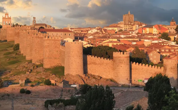 Ávilas ringmur vid solnedgången i Ávila Spanien — Stockfoto