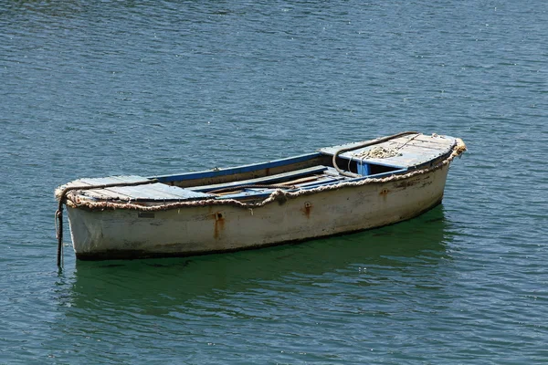 Рыбацкие лодки пришвартованы в море — стоковое фото