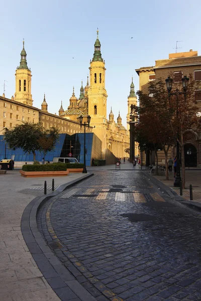 Slavný plaza del pilar v centru města zaragoza, sp — Stock fotografie