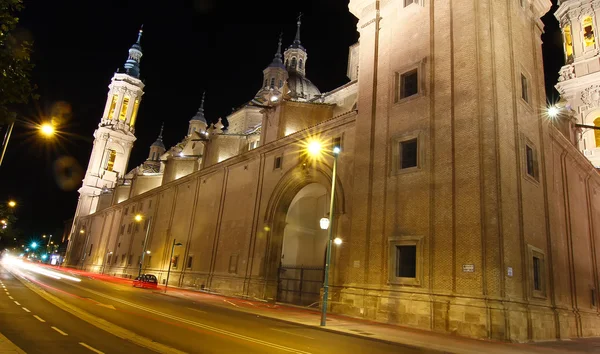 Vista nocturna de la ciudad de Zaragoza, España — Foto de Stock