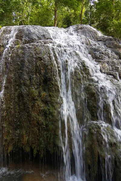 Wasserfälle steigen zwischen den Felsen hinab und kochen sie auf — Stockfoto