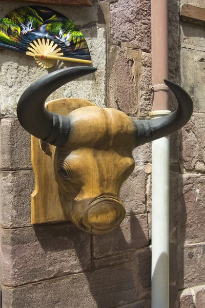 Escultura de madeira esculpida em forma de boi — Fotografia de Stock