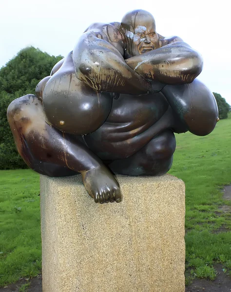 Bronzen sculpture bij de ingang van de toren van hercules in cor — Stockfoto