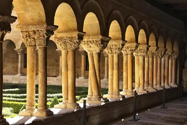 Detalhes das colunas do famoso Mosteiro de Silos na Espanha — Fotografia de Stock