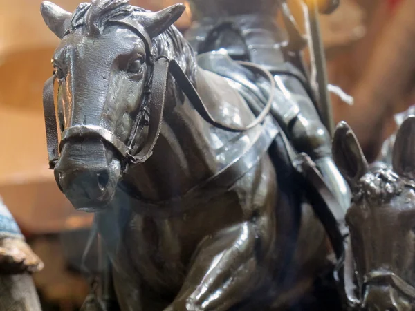 Bronz heykel at şeklinde oyulmuş — Stok fotoğraf