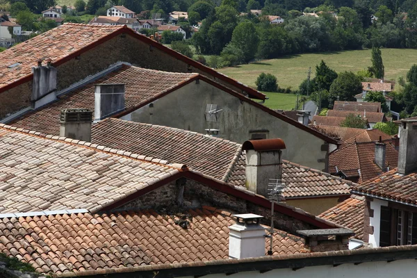 Dächer mit Schornsteinen der Kleinstadt — Stockfoto