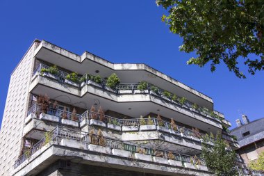 apartmanın 4 kat ve geniş teraslar ile