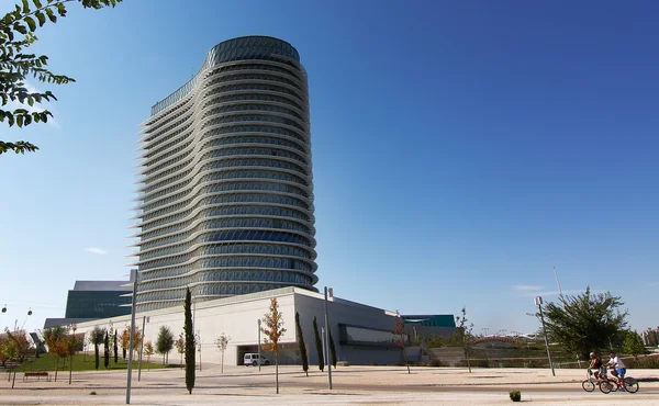 ZARAGOZA, ESPAÑA OCTUBRE 5: Edificio moderno con arquitectura de cristal o —  Fotos de Stock