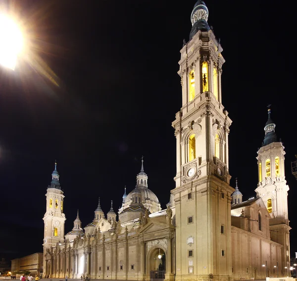 Natt katedralen basilica av vår lady av pelaren byggdes den — Stockfoto