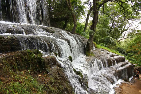 Wasserfälle steigen zwischen den Felsen hinab und kochen sie auf — Stockfoto