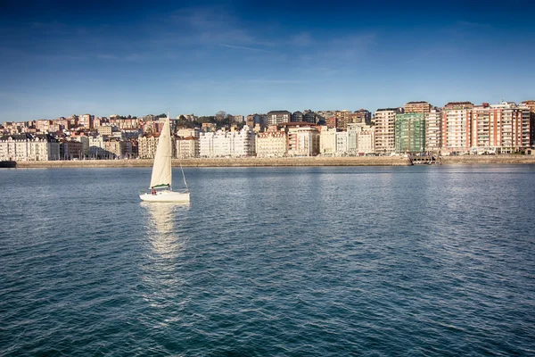 Velero pequeño de vela blanca frente a la ciudad de Santander , —  Fotos de Stock