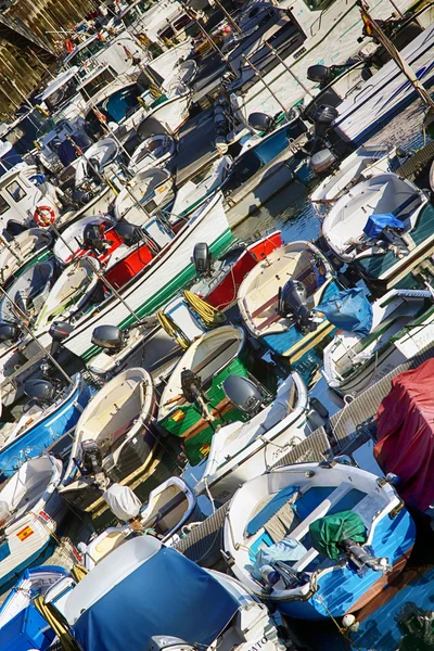 Muitos barcos a remo e motor de pesca cores agradáveis — Fotografia de Stock