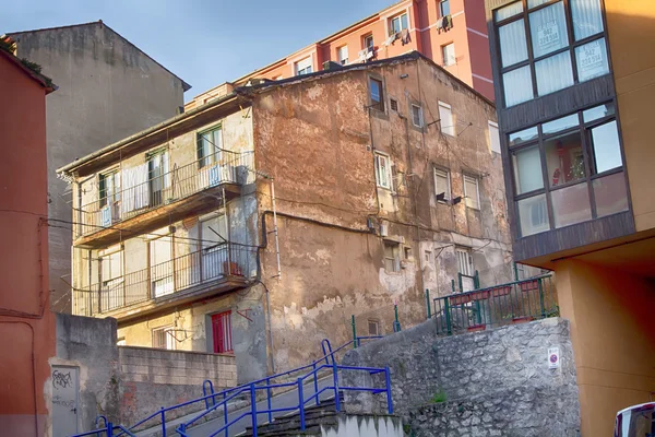 Viejo edificio en un estado bastante malo — Foto de Stock