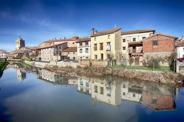 Paisaje de río y pueblo en Aguilar de Campo, famoso por i — Foto de Stock