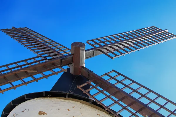 Viejo Molino de viento del siglo XVI piedra blanca y madera — Foto de Stock