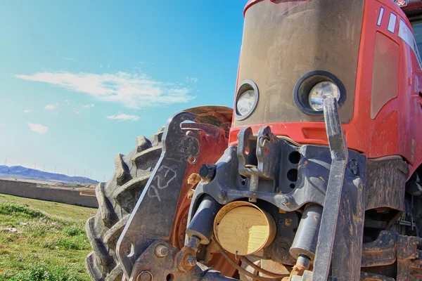 Przodu nowoczesne czerwony traktor — Zdjęcie stockowe