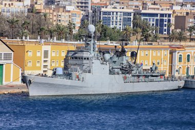 Limanda palamarla modern savaş gemileri