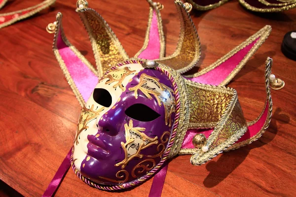 Красивые венецианские карнавальные маски, украшенные различными цветами — стоковое фото