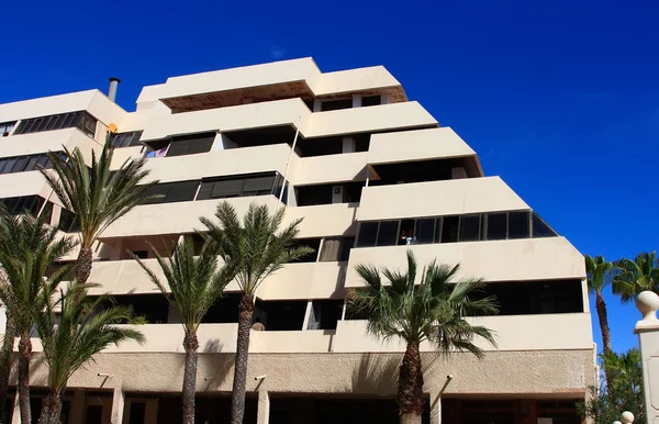 Modern white apartment building's pyramidal shape — Stock Photo, Image