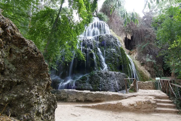 Cascadas descienden entre las rocas y lo hierven —  Fotos de Stock