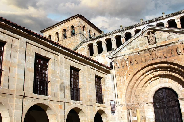 Енциклопедичний церкви Санта Юліана в Santillana-дель-Мар, Іспанія — стокове фото