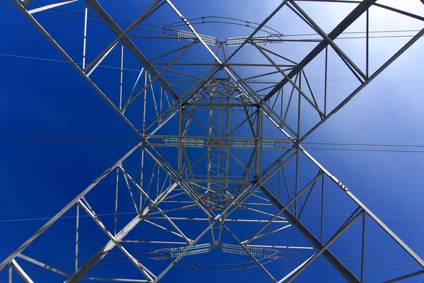 Torre de alta tensão em vista geométrica abstrata — Fotografia de Stock