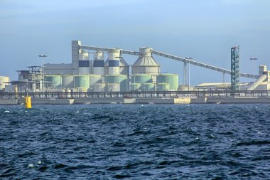 bir rafineri petrol yatakları ile bağlantı noktası