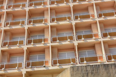 arka plan ile modern bina ve balkon ve pencere eşiği