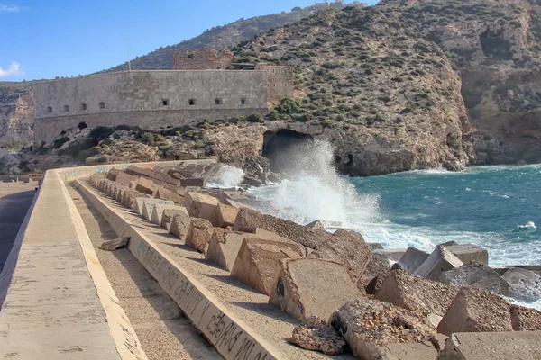 Longo quebra-mar na entrada do porto de Cartagena Espanha — Fotografia de Stock