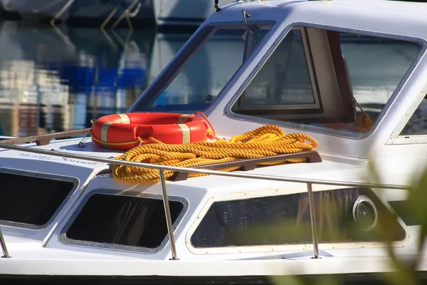 Detalhe de flutuador vermelho amarrado a uma pequena corda no convés do barco — Fotografia de Stock