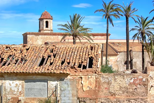 遺棄された教会と古いファーム — ストック写真