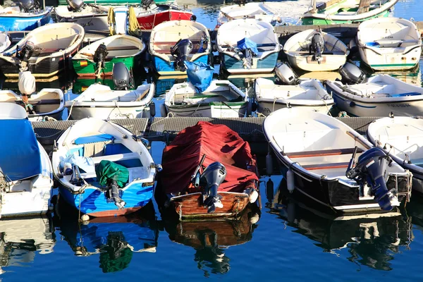 Muitos barcos a remo e motor de pesca cores agradáveis — Fotografia de Stock