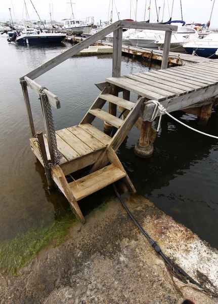 Oude en gebroken houten pier — Stockfoto