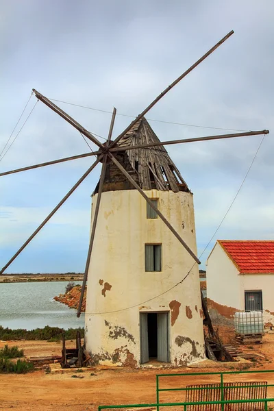 Viejo Molino de viento del siglo XVI piedra blanca y madera — Foto de Stock