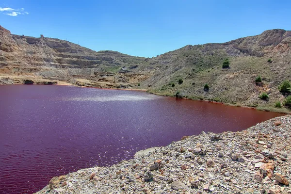 Terreno con un alto contenuto in ferro rossastro dalla ruggine, ari del deserto — Foto Stock