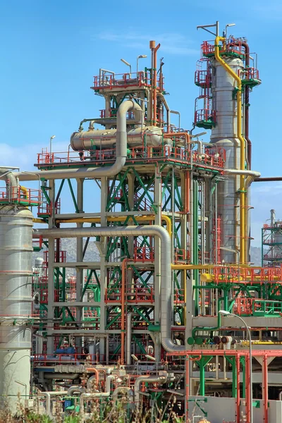 Rør tusen farger i et moderne oljeraffineri – stockfoto