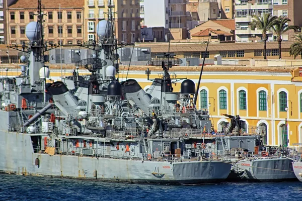 Moderne Kriegsschiffe im Hafen festgemacht — Stockfoto