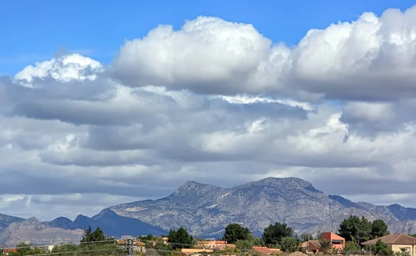 Overzicht van het veld met mooie bewolkte hemel — Stockfoto