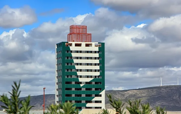 Grande edificio residenziale per dormire con architettura moderna — Foto Stock