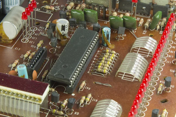 Elektronische schakelingen gemonteerd op een bord met leds — Stockfoto