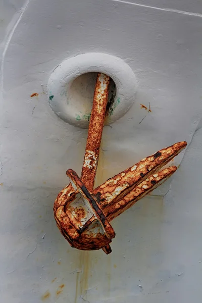 Oxidado no arco de uma âncora de barco branco — Fotografia de Stock