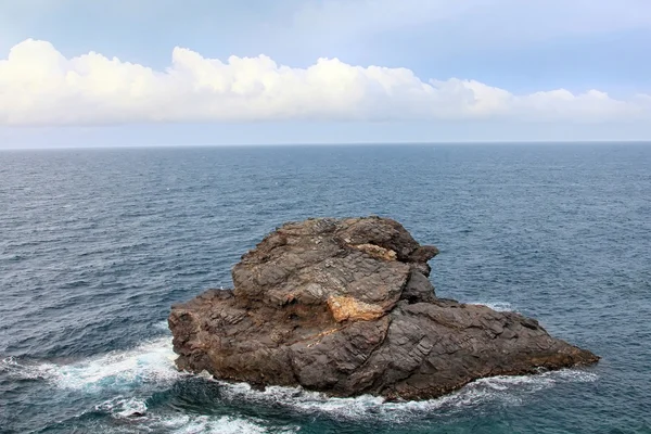 Прибрежный пейзаж с голубым морем и красивыми скалами — стоковое фото