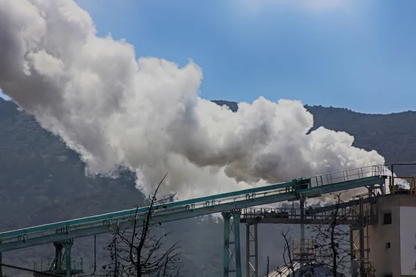 Eski fabrikalarında beyaz duman yığınları — Stok fotoğraf