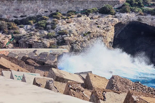 Große Wellen krachen und plätschern auf einem Damm — Stockfoto