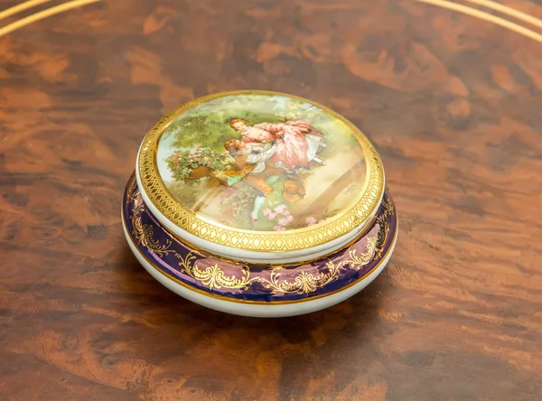 Caixa de porcelana velha com belos desenhos — Fotografia de Stock