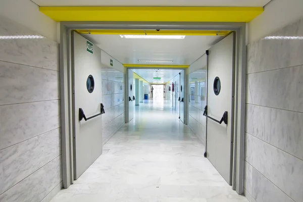 Καθαρό και μακρύ διάδρομο με πόρτες Πυρασφαλείας Εικόνα Αρχείου