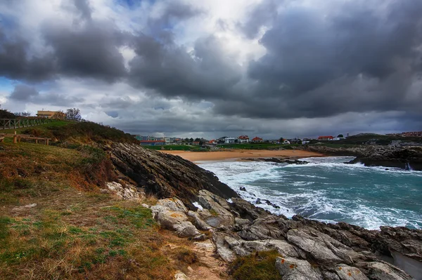 Bela paisagem com costa do mar e grandes nuvens — Fotografia de Stock