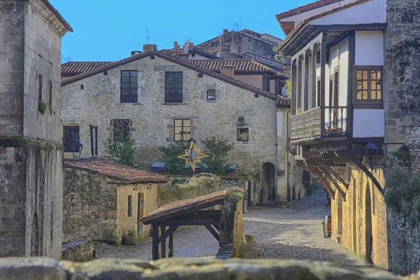 Ruas típicas da antiga aldeia do património mundial de Santillana del — Fotografia de Stock